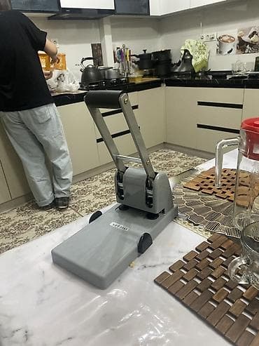 Это мощный канцелярский дырокол для бумаги 📄 Такие устройства at lalafo.kg Это мощный канцелярский дырокол для бумаги 📄 Такие устройства