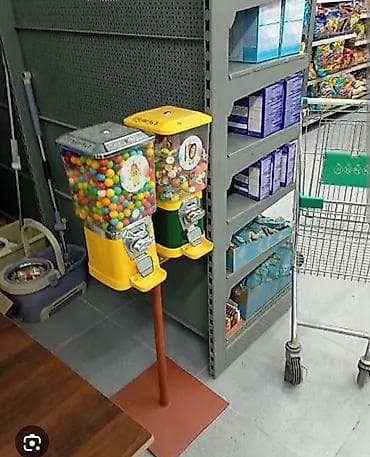 Двухпозиционный торговый автомат для сладостей на стойке. Есть at lalafo.kg Двухпозиционный торговый автомат для сладостей на стойке. Есть