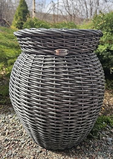 Плетёный уличный кашпо-вазон полезный обьем 10л. Высота кашпо 42см. В at lalafo.kg Плетёный уличный кашпо-вазон полезный обьем 10л. Высота кашпо 42см. В