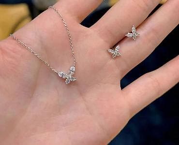 Набор украшений «Бабочка»: - Кулон на тонкой цепочке и серьги-пусеты at lalafo.kg Набор украшений «Бабочка»: - Кулон на тонкой цепочке и серьги-пусеты