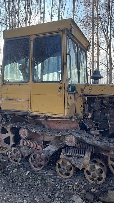 Гусеничный трактор с закрытой кабиной Описание: - Полноценная at lalafo.kg Гусеничный трактор с закрытой кабиной Описание: - Полноценная