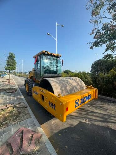 Дорожный вибрационный каток XCMG XS223J - Самоходный гладковальцовый at lalafo.kg Дорожный вибрационный каток XCMG XS223J - Самоходный гладковальцовый