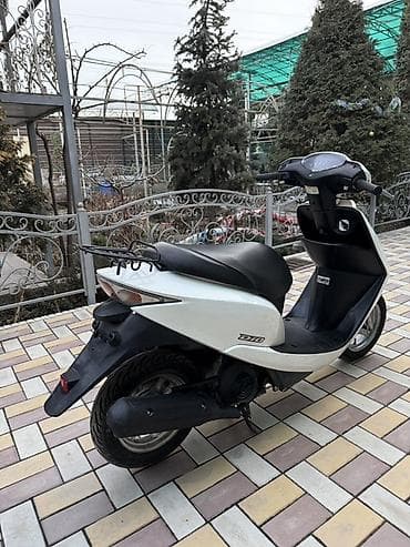 Скутер Honda Dio (белый/черный) - Кузов: компактный городской скутер at lalafo.kg Скутер Honda Dio (белый/черный) - Кузов: компактный городской скутер
