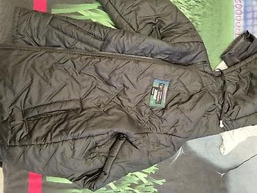 Двусторонняя куртка, удобная, черно-белый цвет, особенности: наушники at lalafo.kg Двусторонняя куртка, удобная, черно-белый цвет, особенности: наушники