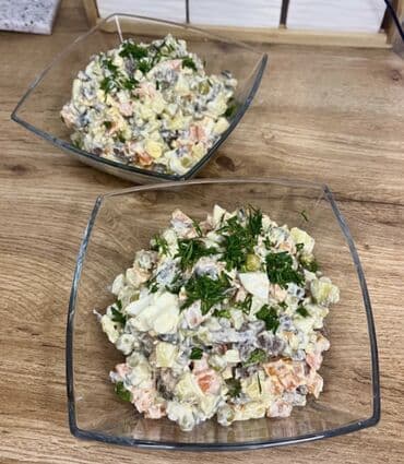 Салат Оливье Состав: вареная колбаса Тойбос, яйцо, картофель, зелёный at lalafo.kg Салат Оливье Состав: вареная колбаса Тойбос, яйцо, картофель, зелёный