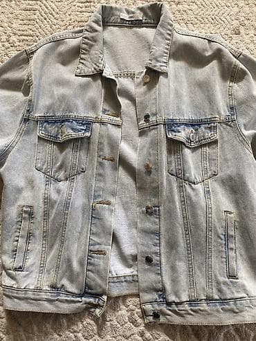 Джинсовая куртка светло‑голубого цвета - Классический крой с отложным at lalafo.kg Джинсовая куртка светло‑голубого цвета - Классический крой с отложным