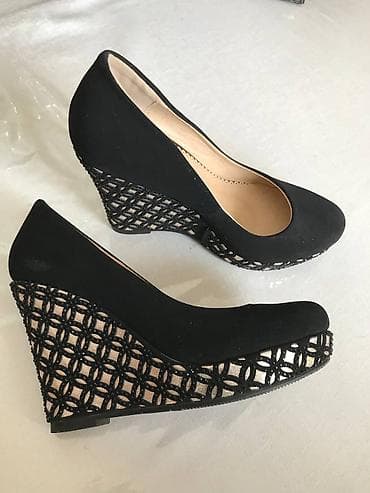 Туфли, очень красивие. Платформа серебристая, одевала 1 раз, размер at lalafo.kg Туфли, очень красивие. Платформа серебристая, одевала 1 раз, размер