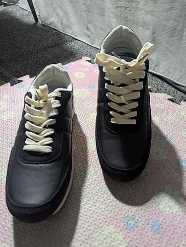 Кроссовки повседневные, мужские/унисекс - Цвет: черный верх, кремовые at lalafo.kg Кроссовки повседневные, мужские/унисекс - Цвет: черный верх, кремовые