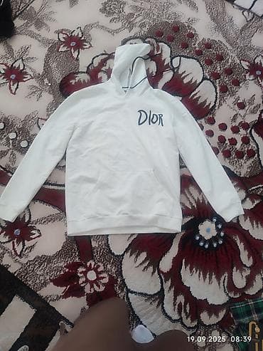 Белое худи с принтом Dior - Цвет: белый - Крой: классическое худи с at lalafo.kg Белое худи с принтом Dior - Цвет: белый - Крой: классическое худи с