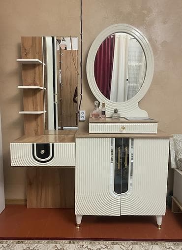 Туалетный столик, Б/у, С зеркалом, цвет - Бежевый, Дерево at lalafo.kg Туалетный столик, Б/у, С зеркалом, цвет - Бежевый, Дерево