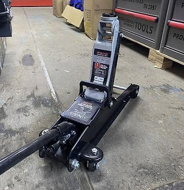 Гидравлический подкатной домкрат 2,5 т - Грузоподъёмность: 2,5 тонны at lalafo.kg Гидравлический подкатной домкрат 2,5 т - Грузоподъёмность: 2,5 тонны