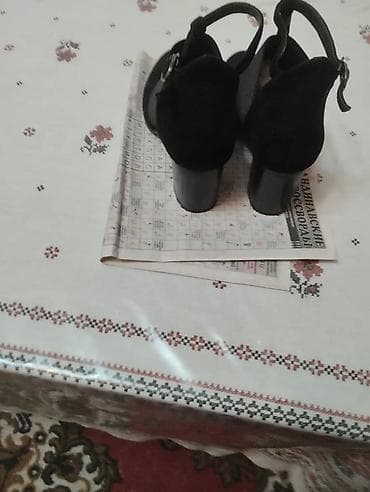 Женские туфли на среднем каблуке - Цвет: черный - Материал верха at lalafo.kg Женские туфли на среднем каблуке - Цвет: черный - Материал верха