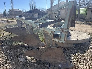 Навесной трехкорпусный плуг для трактора - Тип: оборотный/корпусный at lalafo.kg Навесной трехкорпусный плуг для трактора - Тип: оборотный/корпусный