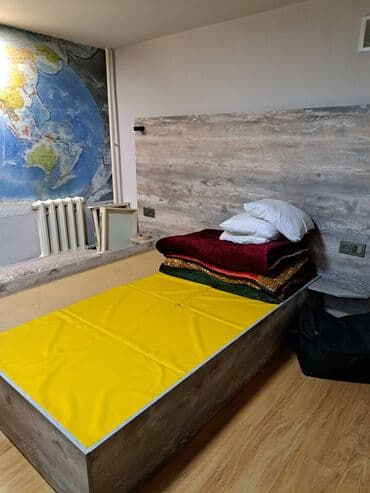 Срочно продаётся двуспальная кровать. серо бежевый . без матраса. 2 at lalafo.kg Срочно продаётся двуспальная кровать. серо бежевый . без матраса. 2