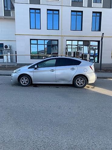 Toyota Prius: 2011 г., 1.8 л, Вариатор, Гибрид, Хэтчбэк at lalafo.kg Toyota Prius: 2011 г., 1.8 л, Вариатор, Гибрид, Хэтчбэк