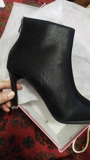Женские ботильоны, черные, на шпильке. размер 39 но маломерят at lalafo.kg Женские ботильоны, черные, на шпильке. размер 39 но маломерят