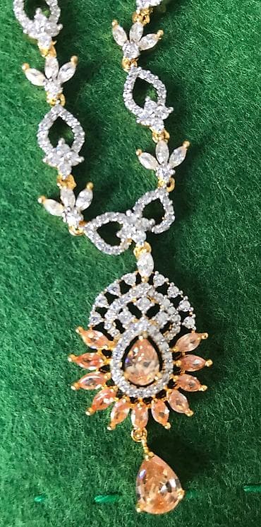 Серьги и колье, ювелирные украшения в качественной плотной позолоте at lalafo.kg Серьги и колье, ювелирные украшения в качественной плотной позолоте