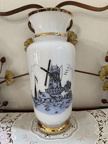 Чешская ваза из молочного стекла «Мельница».
Новая! at lalafo.kg Чешская ваза из молочного стекла «Мельница».
Новая!