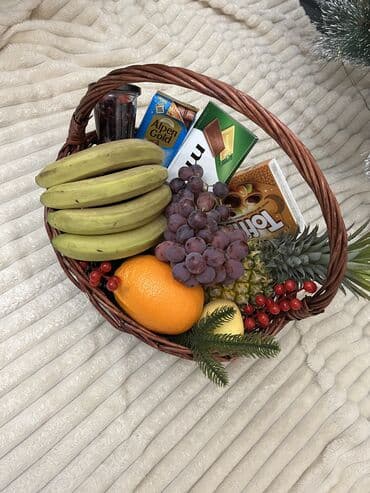 Подарочная корзина с фруктами, сладостями и напитком. Состав: - at lalafo.kg Подарочная корзина с фруктами, сладостями и напитком. Состав: -