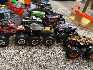 Коллекция миниатюрных монстр-траков Hot Wheels/Monster Trucks с at lalafo.kg Коллекция миниатюрных монстр-траков Hot Wheels/Monster Trucks с