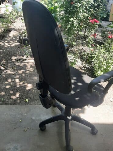 Продаю офисное кресло в хорошем состоянии отдам за 2500 т.сом at lalafo.kg Продаю офисное кресло в хорошем состоянии отдам за 2500 т.сом