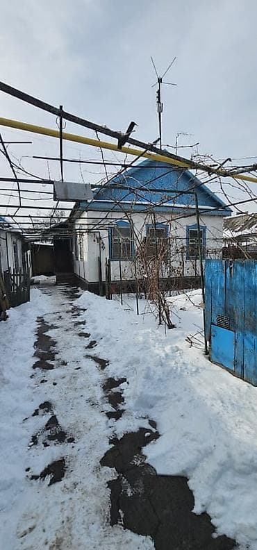 Продаем небольшой дом 3 комнаты, кухня времянка дом требует at lalafo.kg Продаем небольшой дом 3 комнаты, кухня времянка дом требует