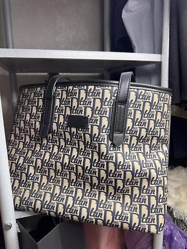 Классическая сумка, Dior, Материал: Искусственная кожа, Множество карманов, Женские, Б/у at lalafo.kg Классическая сумка, Dior, Материал: Искусственная кожа, Множество карманов, Женские, Б/у