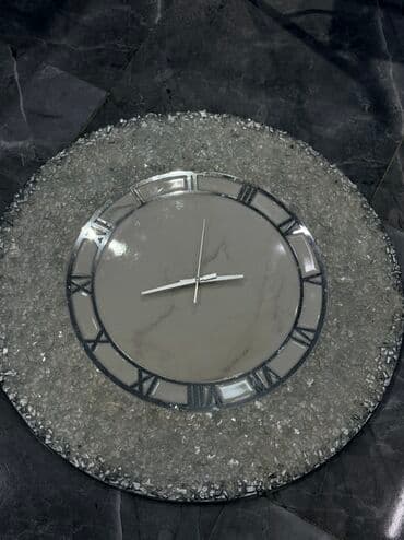 Настенные часы в современном стиле - Круглый корпус с широкой at lalafo.kg Настенные часы в современном стиле - Круглый корпус с широкой