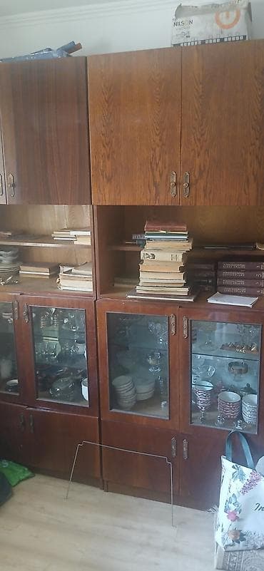 Продаю сервант at lalafo.kg Продаю сервант