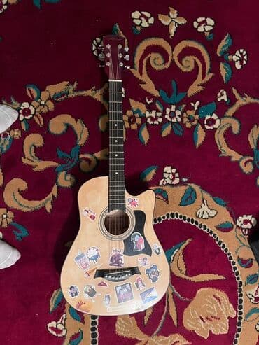 Акустическая гитара с вырезом (cutaway) формата дредноут. Корпус at lalafo.kg Акустическая гитара с вырезом (cutaway) формата дредноут. Корпус