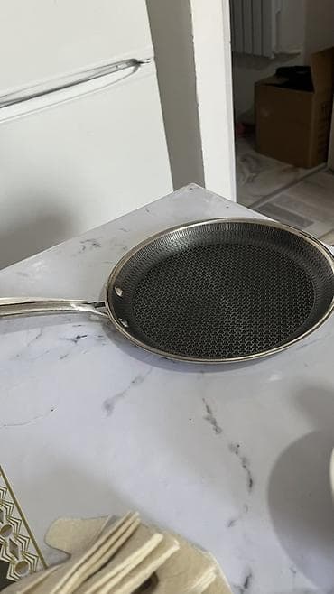 Сковорода с антипригарным покрытием и металлической ручкой. - at lalafo.kg Сковорода с антипригарным покрытием и металлической ручкой. -