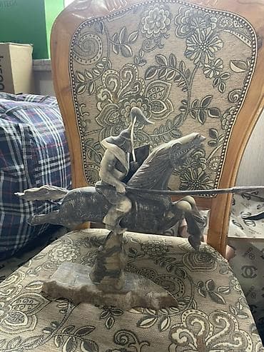 Резные декоративные изделия из рога/кости: 1) Скульптура всадника с at lalafo.kg Резные декоративные изделия из рога/кости: 1) Скульптура всадника с