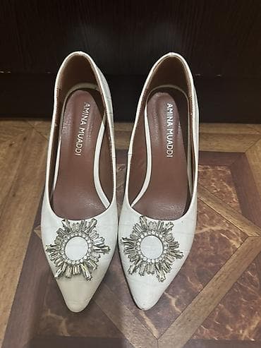 Туфли-лодочки Amina Muaddi - Модель: закрытые лодочки с острым носком at lalafo.kg — 2 Туфли-лодочки Amina Muaddi - Модель: закрытые лодочки с острым носком — 2