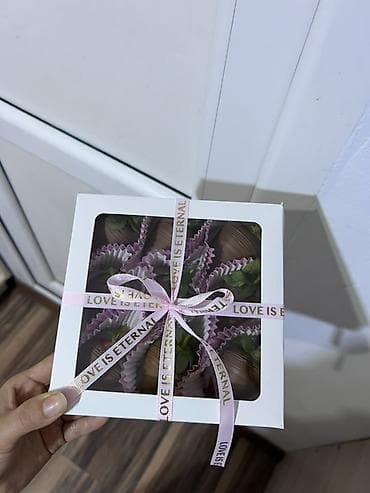 Бонбоньерки: Набор клубники в шоколаде в подарочной коробке. - Свежая крупная at lalafo.kg — 1 Бонбоньерки: Набор клубники в шоколаде в подарочной коробке. - Свежая крупная — 1