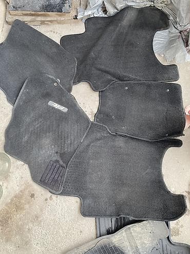 Комплект ковриков для автомобиля - Два набора: текстильные (ворсовые) at lalafo.kg Комплект ковриков для автомобиля - Два набора: текстильные (ворсовые)