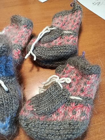 Пинетки и детские носочки вязаные из козьего пуха. Ручная работа at lalafo.kg Пинетки и детские носочки вязаные из козьего пуха. Ручная работа
