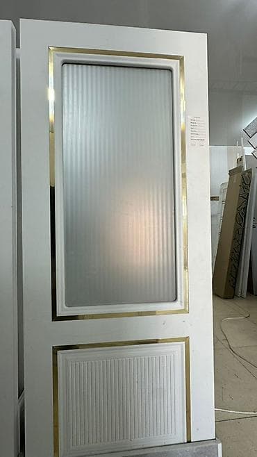 Межкомнатная дверь с декоративным остеклением и золотистыми вставками at lalafo.kg Межкомнатная дверь с декоративным остеклением и золотистыми вставками