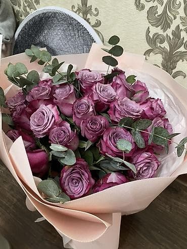 Букет из пудрово‑лиловых роз с эвкалиптом - Состав: крупные розы at lalafo.kg Букет из пудрово‑лиловых роз с эвкалиптом - Состав: крупные розы