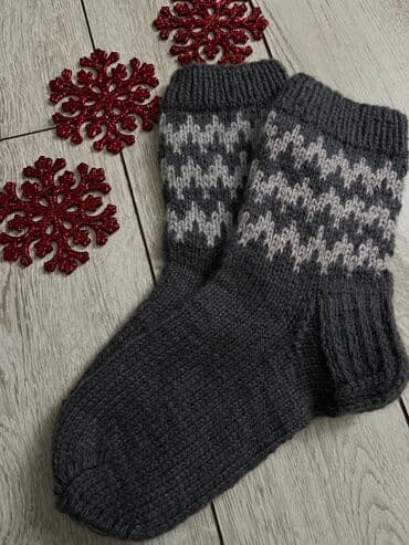 Пара вязаных носков из серой пряжи с узором. Узор выполнен в виде at lalafo.kg Пара вязаных носков из серой пряжи с узором. Узор выполнен в виде