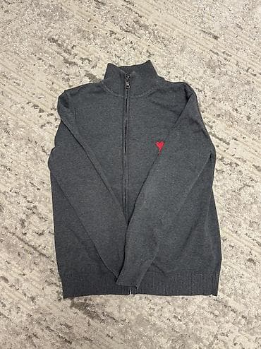 Кофта ami, удобная для школы, и на подсендневку, почти новая носили ее at lalafo.kg Кофта ami, удобная для школы, и на подсендневку, почти новая носили ее