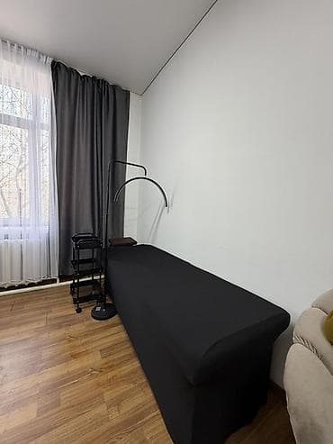 Кушетка для бьюти‑процедур с лампой и тележкой-органайзером. - at lalafo.kg Кушетка для бьюти‑процедур с лампой и тележкой-органайзером. -