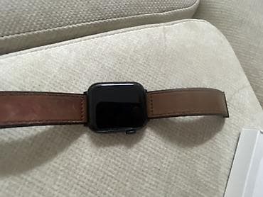 Apple Watch SE 3(44 мм), алюминиевый корпус в темном цвете. На фото — at lalafo.kg Apple Watch SE 3(44 мм), алюминиевый корпус в темном цвете. На фото —