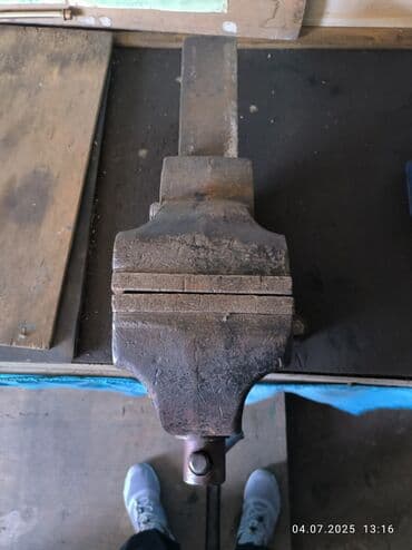 Массивные слесарные тиски, предназначенные для надежной фиксации at lalafo.kg Массивные слесарные тиски, предназначенные для надежной фиксации