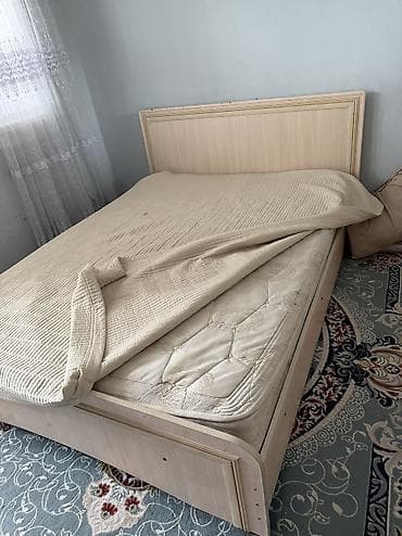 Двуспальная кровать с матрасом и мягким изголовьем - Размер спального at lalafo.kg Двуспальная кровать с матрасом и мягким изголовьем - Размер спального
