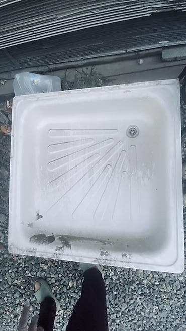 Поддон для душа, квадратный. - Материал: скорее всего акрил/композит at lalafo.kg Поддон для душа, квадратный. - Материал: скорее всего акрил/композит