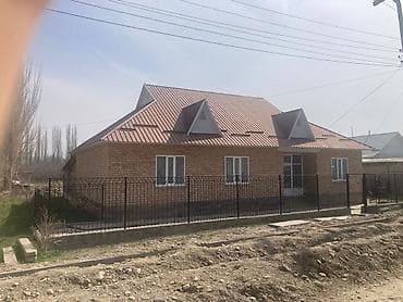 Просторный одноэтажный кирпичный дом с двускатной крышей из at lalafo.kg Просторный одноэтажный кирпичный дом с двускатной крышей из