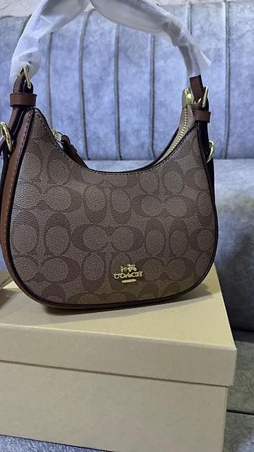 Сумка COACH (New York) — мини-хобо в фирменном монограмном принте at lalafo.kg Сумка COACH (New York) — мини-хобо в фирменном монограмном принте