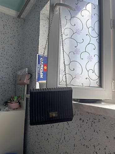 Женская сумка-клатч на цепочке - Цвет: черный - Материал: фактурный at lalafo.kg Женская сумка-клатч на цепочке - Цвет: черный - Материал: фактурный