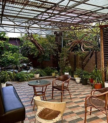 Аренда стильного дома с крытой террасой и садом - Просторная крытая at lalafo.kg Аренда стильного дома с крытой террасой и садом - Просторная крытая