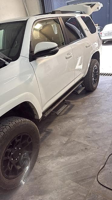 Наружные накладки порогов Toyota, 2025 г., Б/у, Оригинал at lalafo.kg Наружные накладки порогов Toyota, 2025 г., Б/у, Оригинал